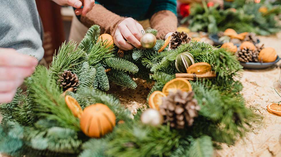 25 free things to do in December making Christmas wreaths